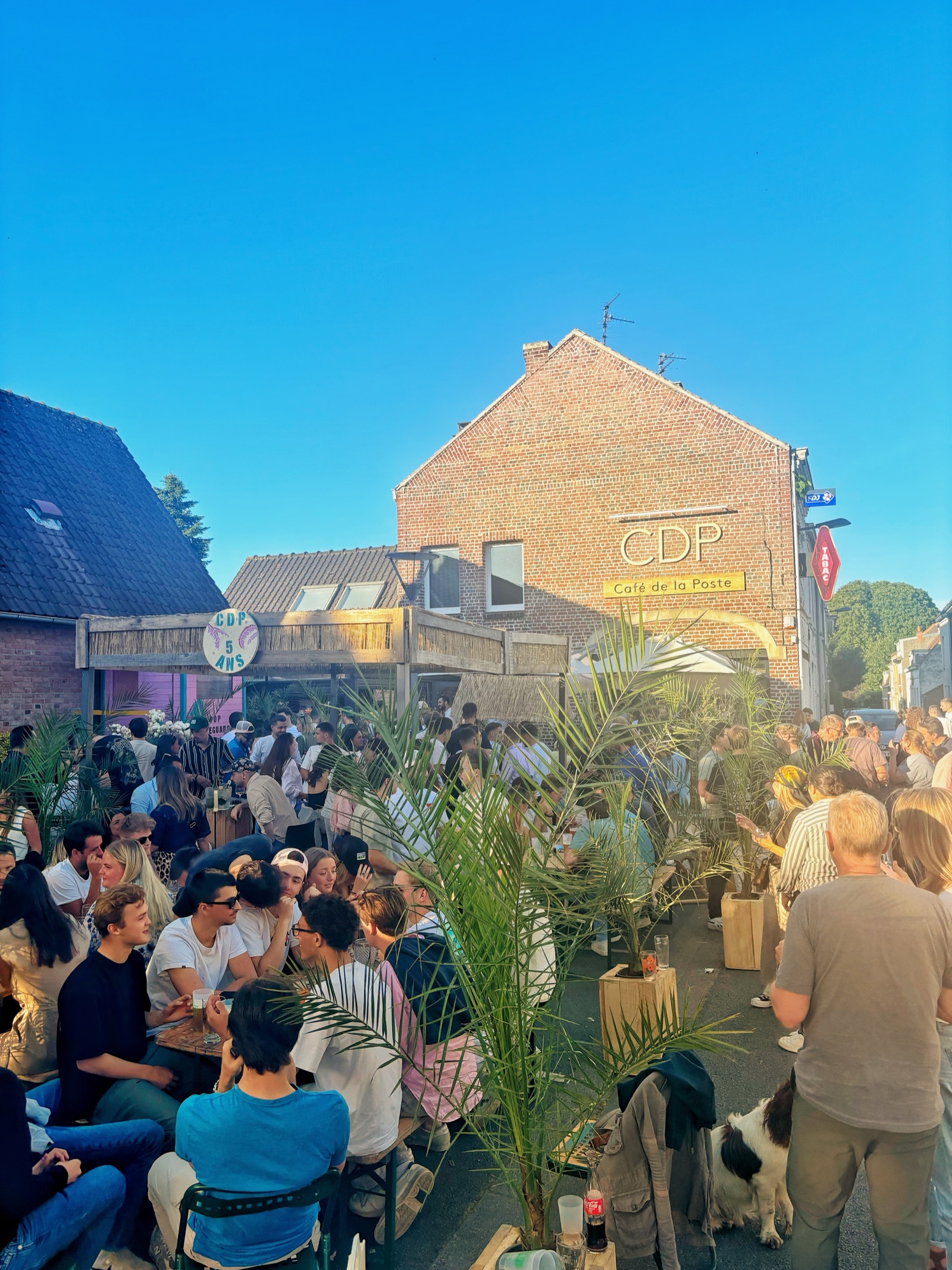 Terrasse du Café de la Poste en été